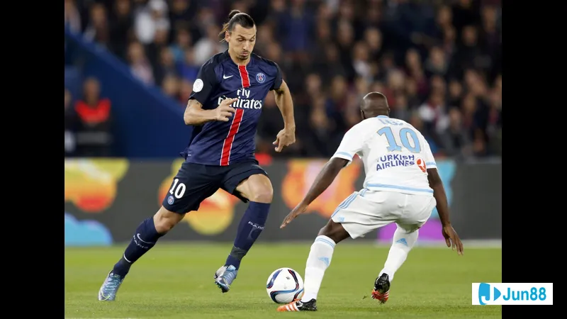 Roberto Carlos đang thực hiện một cú sút