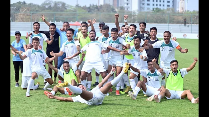 Cầu thủ Meghalaya chạy với bóng trước Services