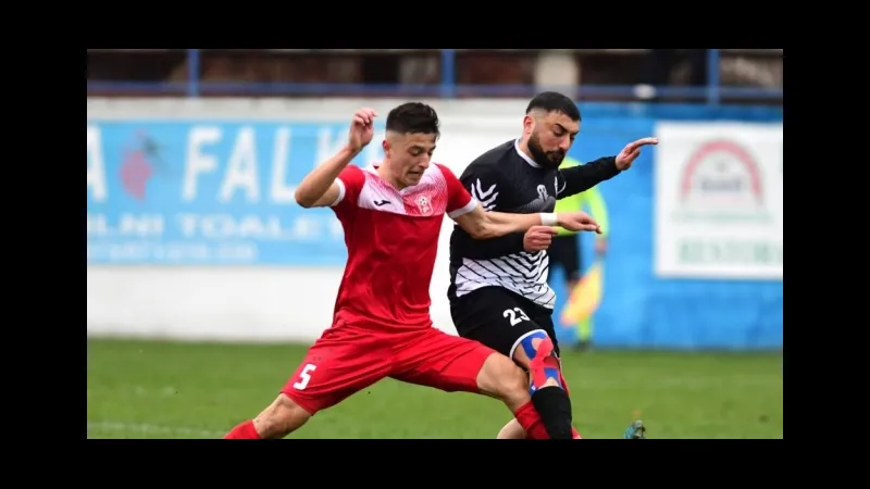 Cầu thủ Mykonos và Aias Salamina tranh chấp bóng trên sân