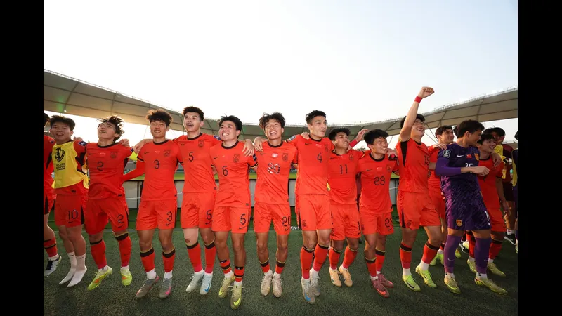 Cầu thủ U23 Trung Quốc và U23 Nhật Bản tranh chấp quả bóng