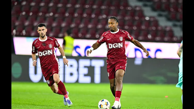 Cầu thủ của UTA Arad và Rapid Bucuresti đấu tranh gay cấn trên sân