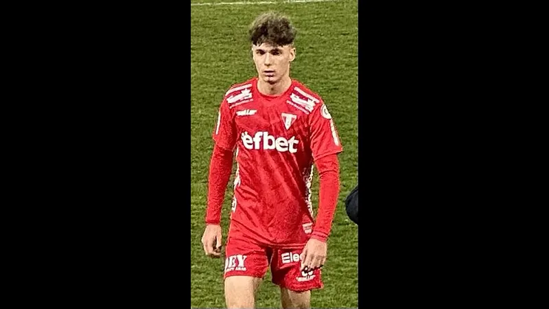 Cầu thủ UTA Arad và Rapid Bucuresti tranh chấp quả bóng trên sân