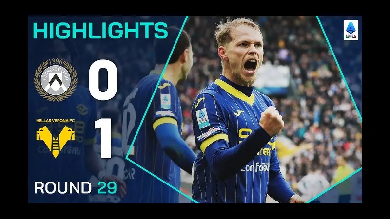 Cầu thủ Verona và Udinese tranh chấp bóng trên sân