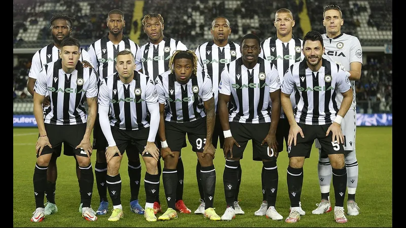 Cầu thủ Udinese với pha đi bóng nhanh trên sân