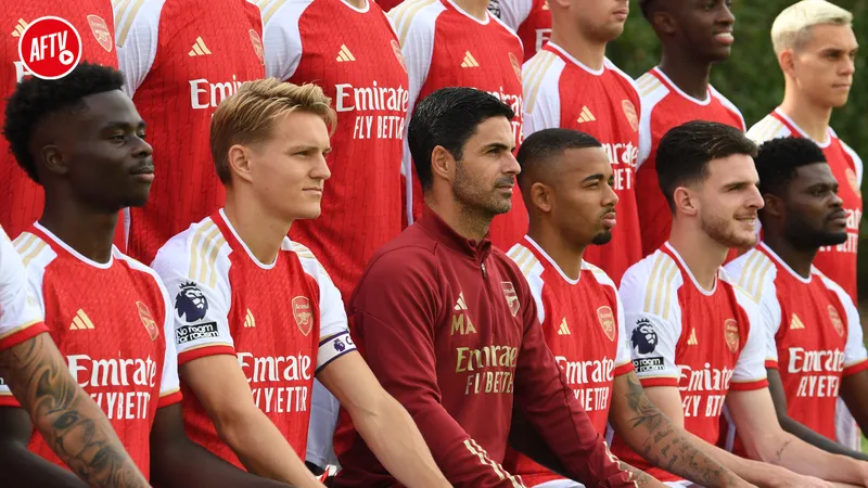 Cầu thủ Arsenal đang tiếp cận bóng trước sự can thiệp của Brentford