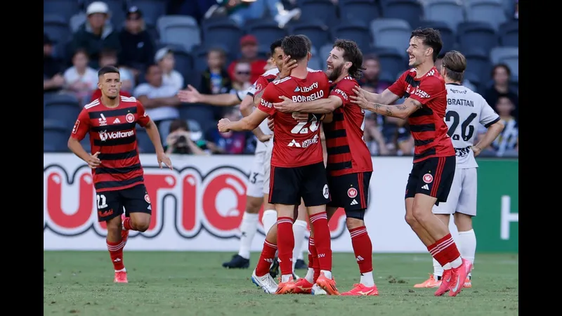 Cầu thủ của Central Coast Mariners và Western Sydney Wanderers đang tranh chấp bóng Cầu thủ của Central Coast Mariners và Western Sydney Wanderers đang tranh chấp bóng
