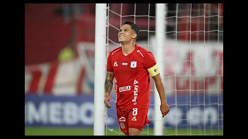 Cầu thủ Ind Medellin tạo nên cơ hội ghi bàn trước Cucuta