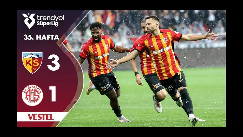 Cầu thủ Kayserispor chạy nhanh với bóng trước sự áp sát của cầu thủ Antalyaspor Cầu thủ Kayserispor chạy nhanh với bóng trước sự áp sát của cầu thủ Antalyaspor