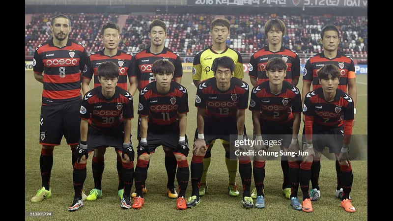 Cầu thủ Pohang vượt qua cầu thủ Gamba Osaka trên sân cỏ Cầu thủ Pohang vượt qua cầu thủ Gamba Osaka trên sân cỏ