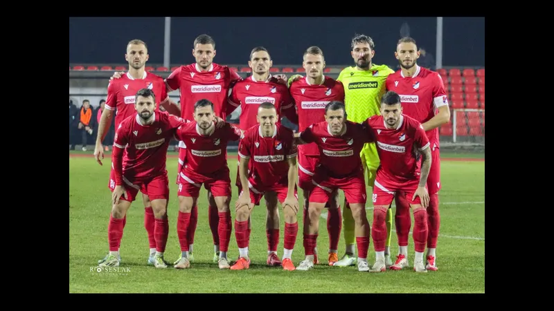 Hậu vệ Sloga Doboj đang giữ vững vị trí trước tiền đạo Tekstilac