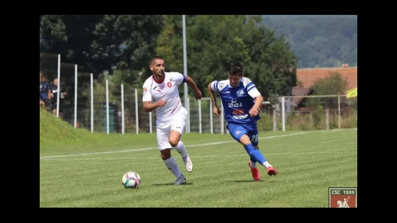 Cầu thủ CSC 1599 Selimbar đang tấn công mạnh mẽ trước Tunari