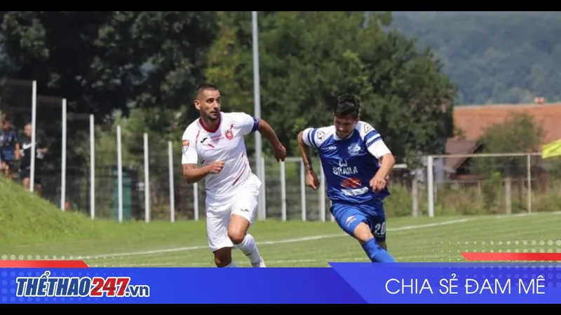 Cầu thủ của Tunari và CSC 1599 Selimbar giao bóng qua đối thủ