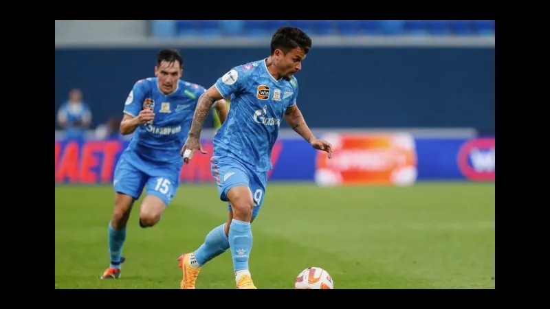 Cầu thủ của Zenit và CSKA Moscow tranh chấp bóng trên sân