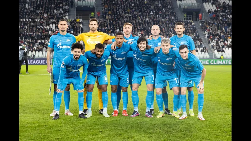 Cầu thủ Zenit và CSKA Moscow đấu tranh gay gắt trên sân